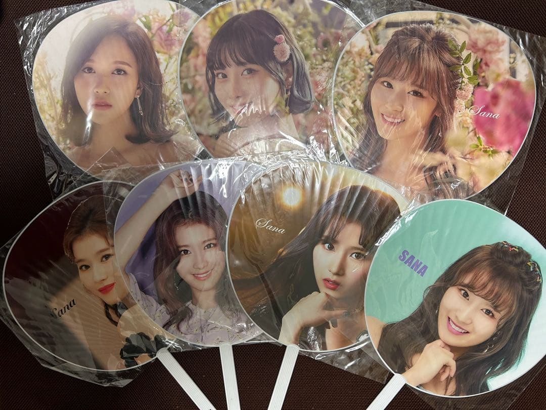 TWICEグッズまとめ売り　CD うちわ　キーホルダー　トレカ　ペンライト
