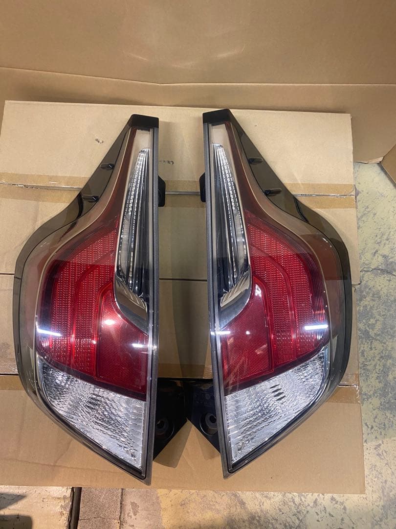 ★美品★アクア（NHP10） テールランプユニット左右セット