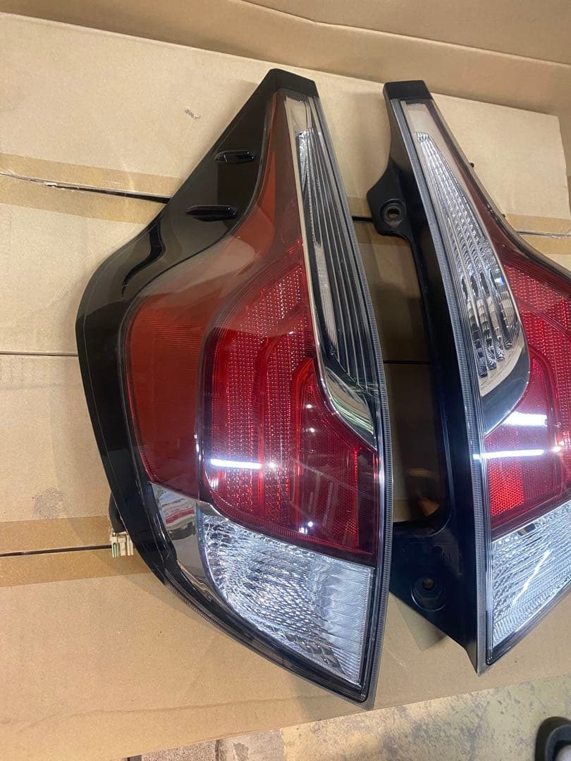 ★美品★アクア（NHP10） テールランプユニット左右セット