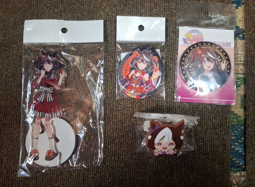 ウマ娘 公式応援タオル4枚とクッションとうちわとクリアファイル7枚とフィギュア
