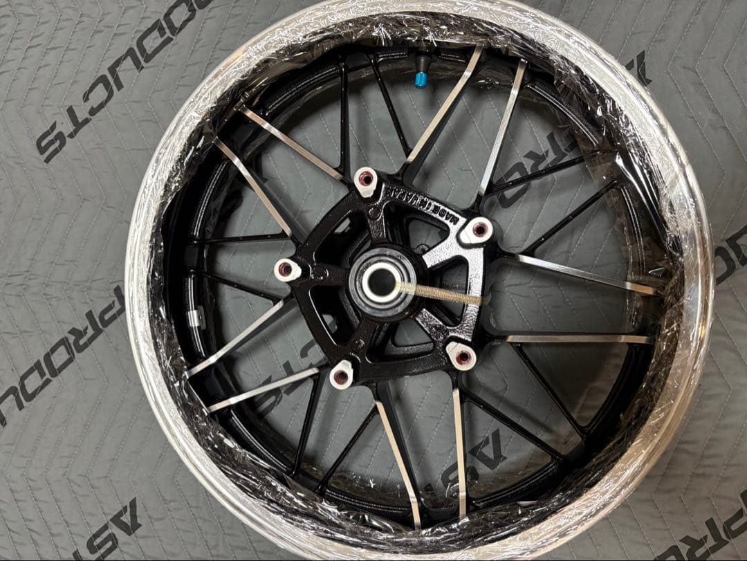 T*☆様 z900RS新車外し前後ホイール