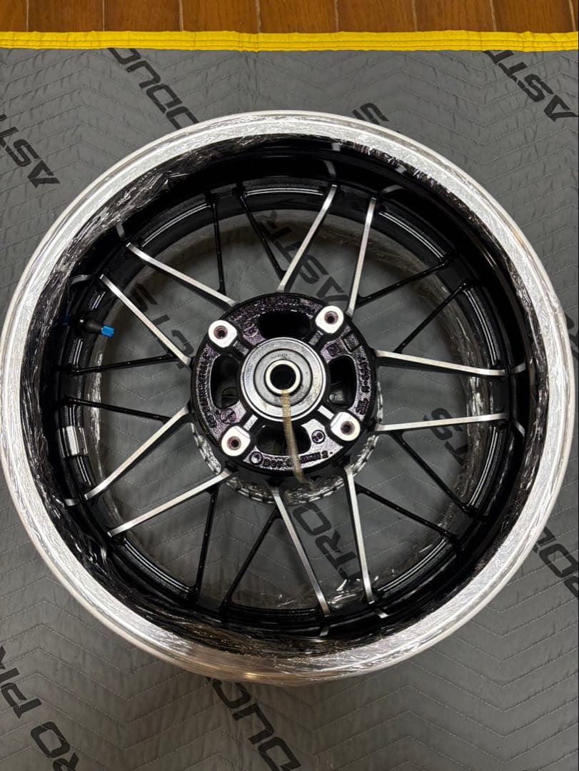 T*☆様 z900RS新車外し前後ホイール