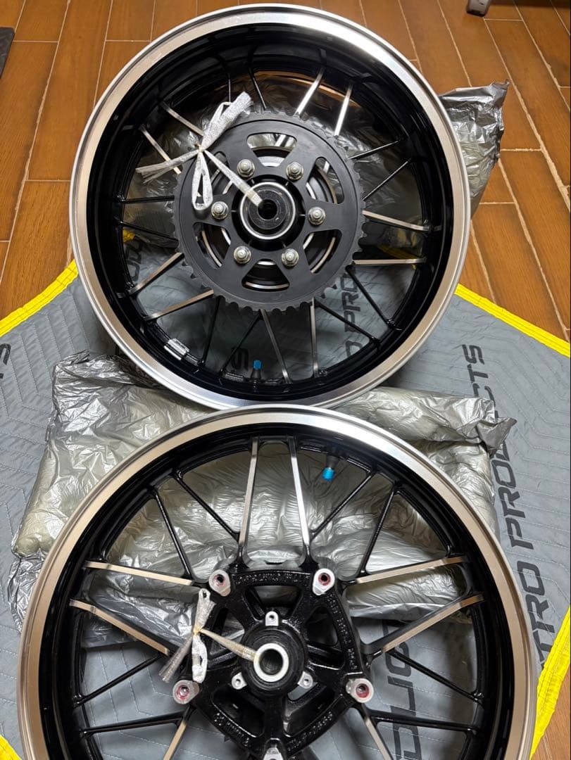 T*☆様 z900RS新車外し前後ホイール