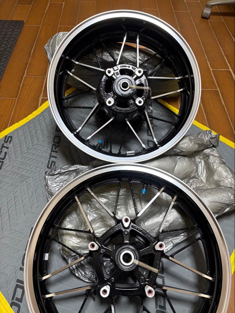 T*☆様 z900RS新車外し前後ホイール