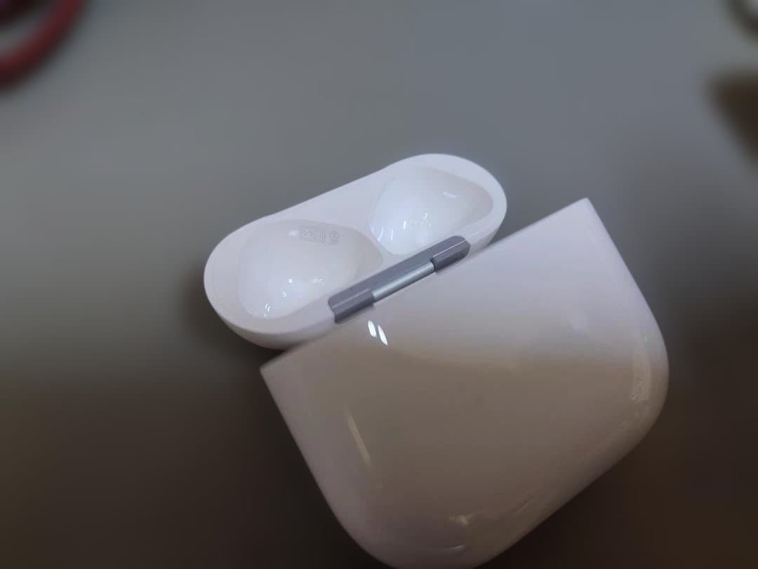 airpods 第4世代 NC&GPSなしモデル 中古 ケース微キズ