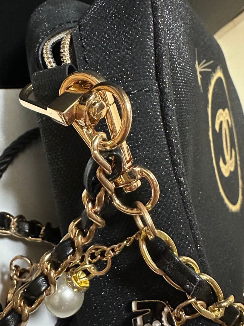 CHANEL ブラック チャーム付きショルダーバッグ