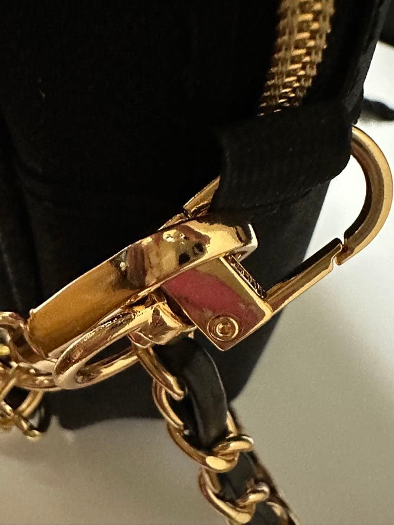CHANEL ブラック チャーム付きショルダーバッグ