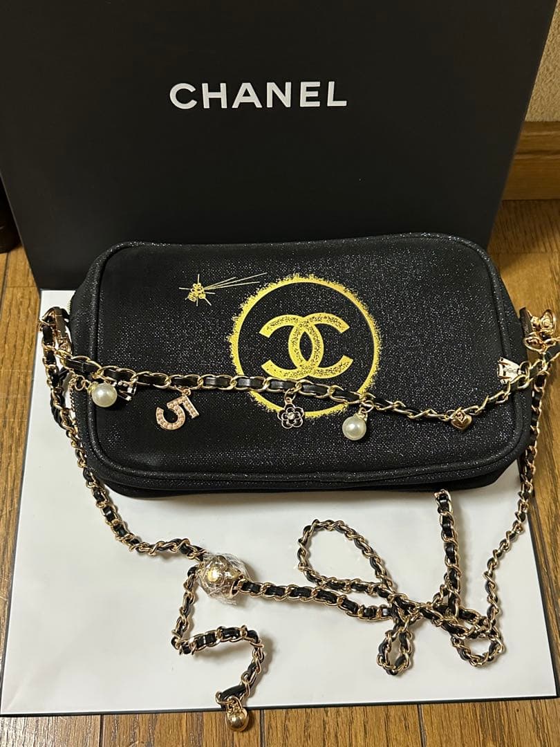 CHANEL ブラック チャーム付きショルダーバッグ