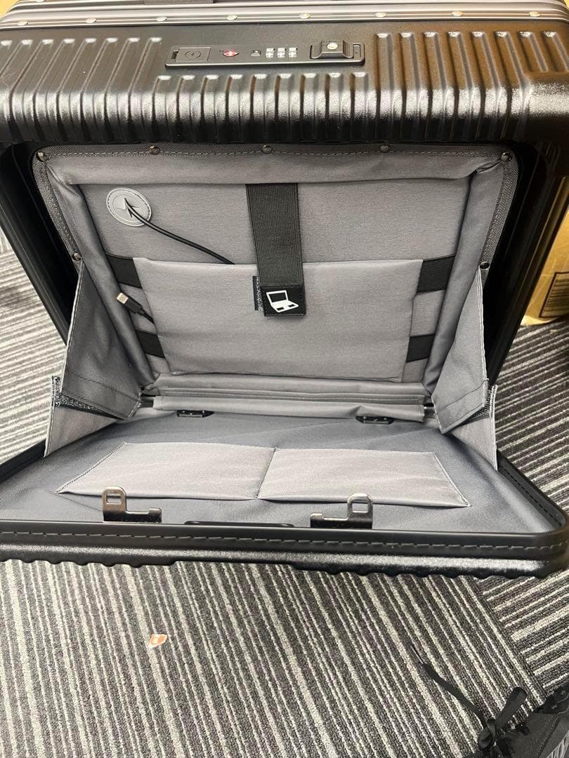 最後在庫処分!!　[魔法小屋] スーツケース 前開きキャスターストッパー付く