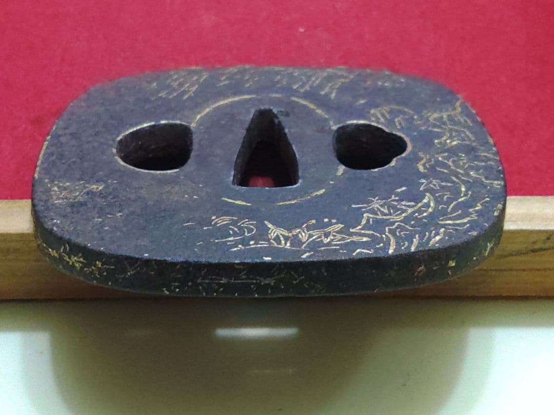 撫角形鍔　金象嵌耳　柳・笹柄　線象嵌　武具　ツバ　かわいい鍔　つば　鉄製　刀装具