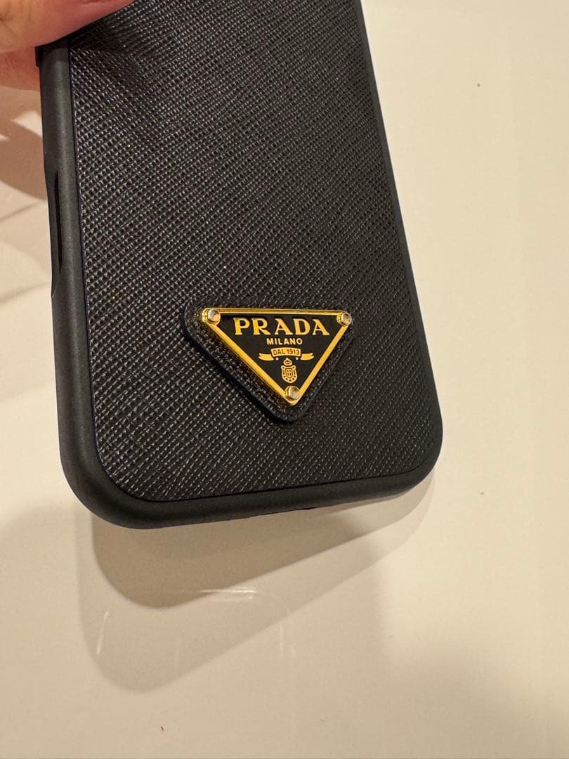 PRADA サフィアーノレザー iPhone 16用カバー
