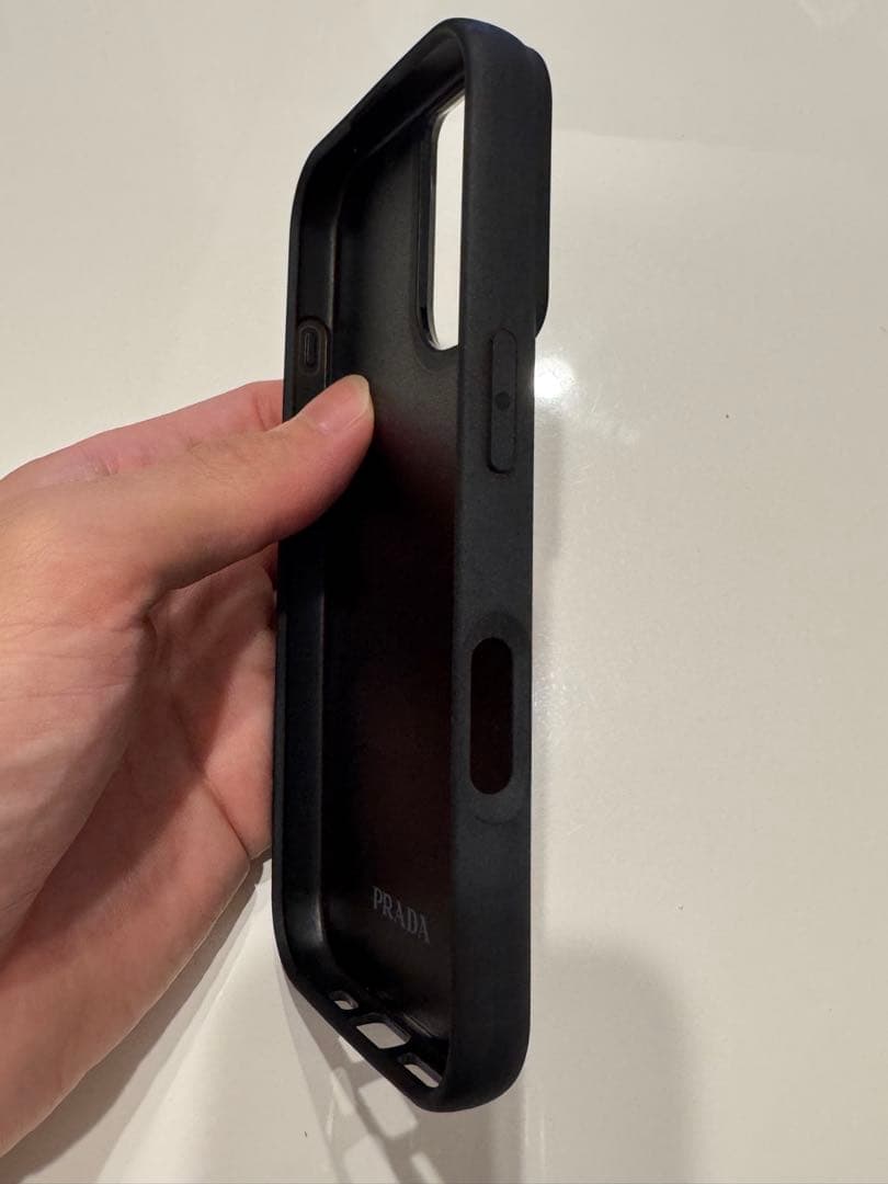 PRADA サフィアーノレザー iPhone 16用カバー