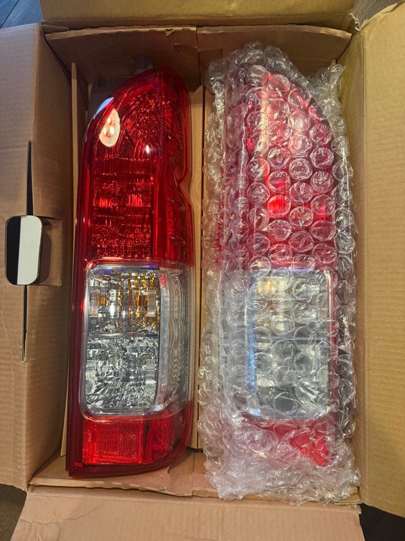 ハイエース4型　TOYOTA 純正　新車外し　テールランプ2個セット