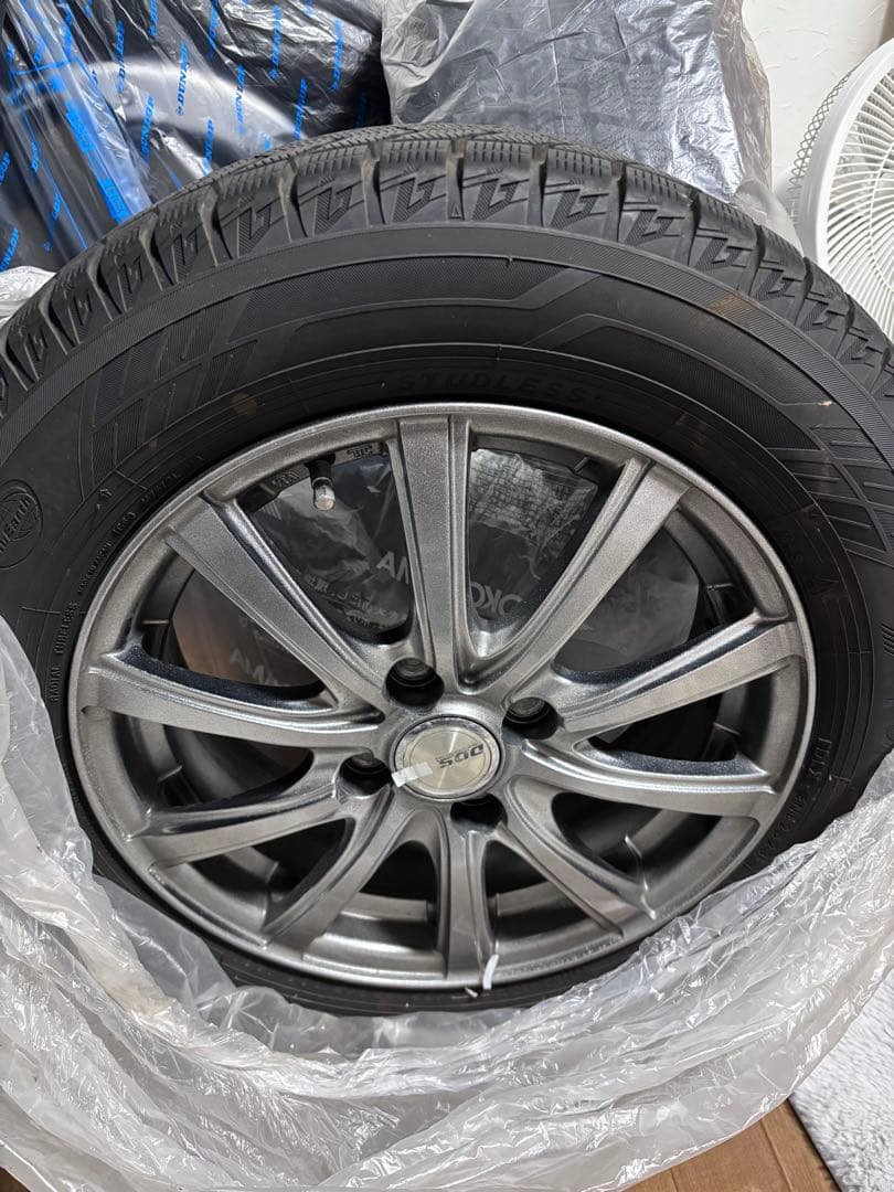 スタッドレスタイヤ4本ホイール付きナット付き