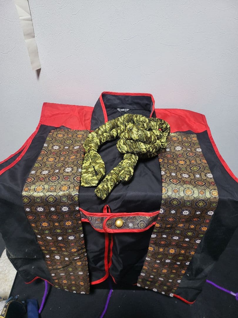 伝統的な青と黒の等身大日本甲冑（鎧立て無し）