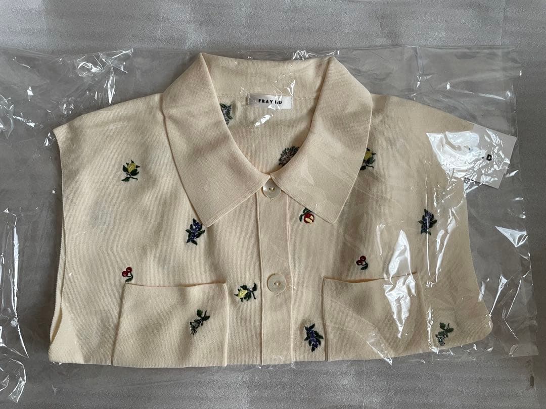フルーツ刺繍ポロカラーノースリニットジレ接触冷感 FRAY I.D 新品未使用