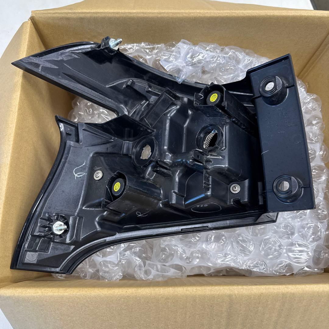 シエンタ　170系　右テールランプ