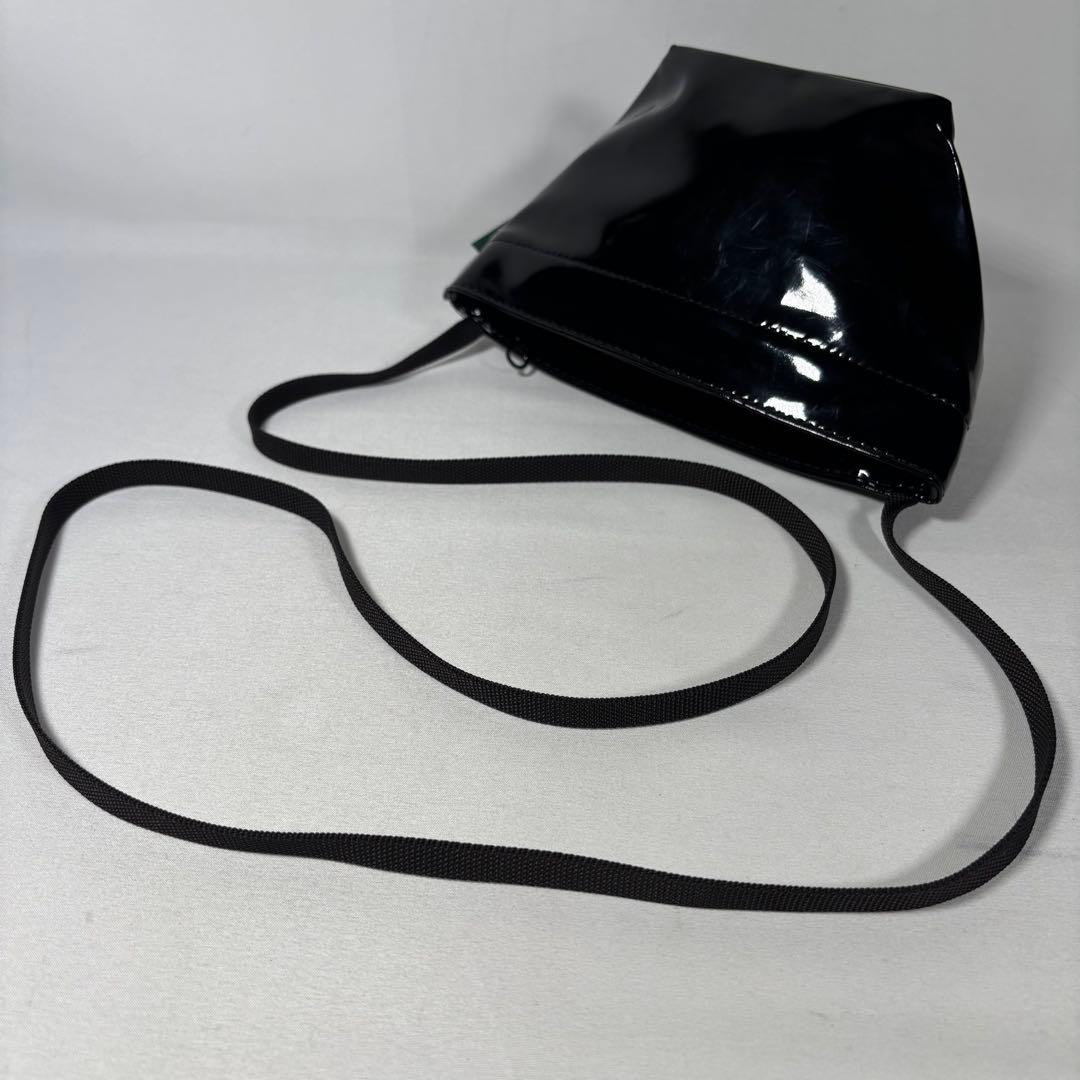 エルベシャプリエ ショルダーバッグ 斜め掛け 舟形 ヴェルニ エナメル ブラック
