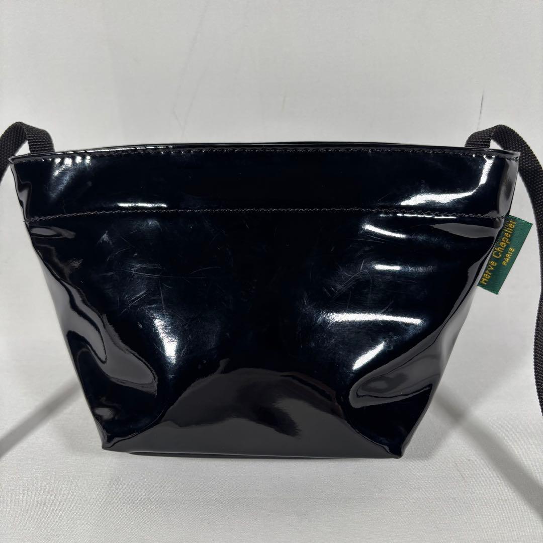 エルベシャプリエ ショルダーバッグ 斜め掛け 舟形 ヴェルニ エナメル ブラック