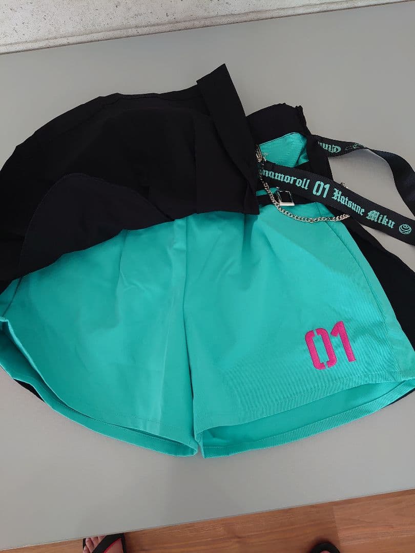 M 初音ミク×シナモロール スカパン 黒/ターコイズ 01