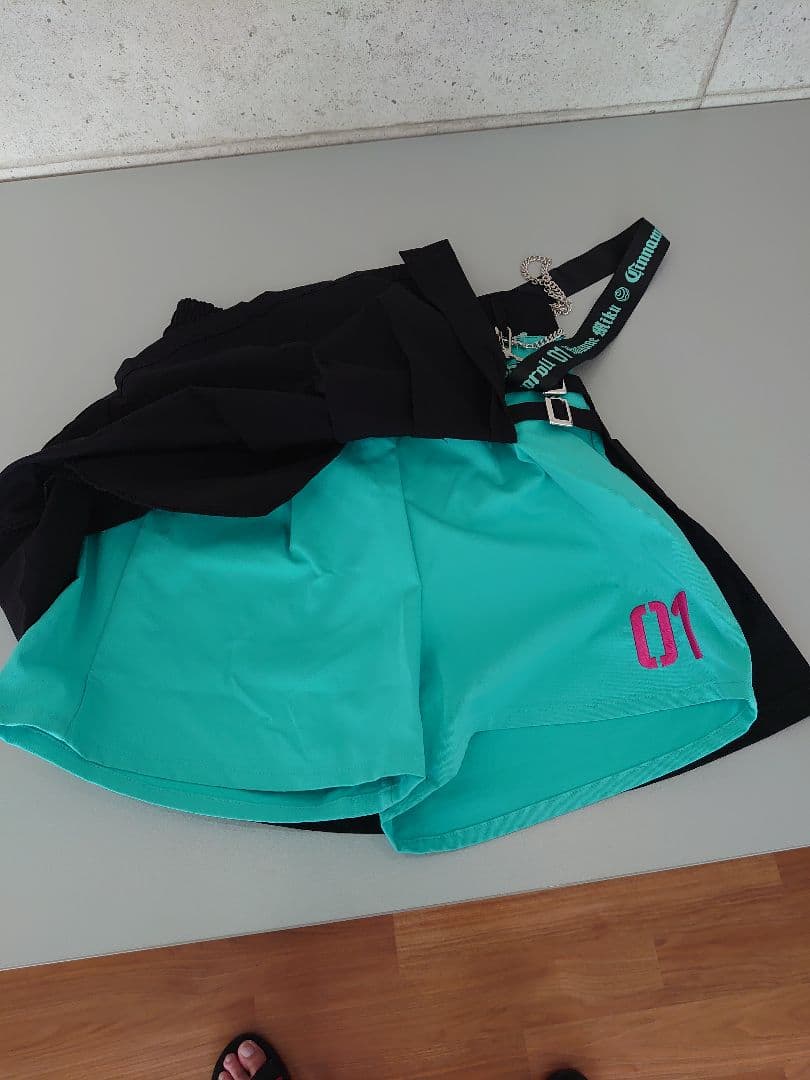 M 初音ミク×シナモロール スカパン 黒/ターコイズ 01