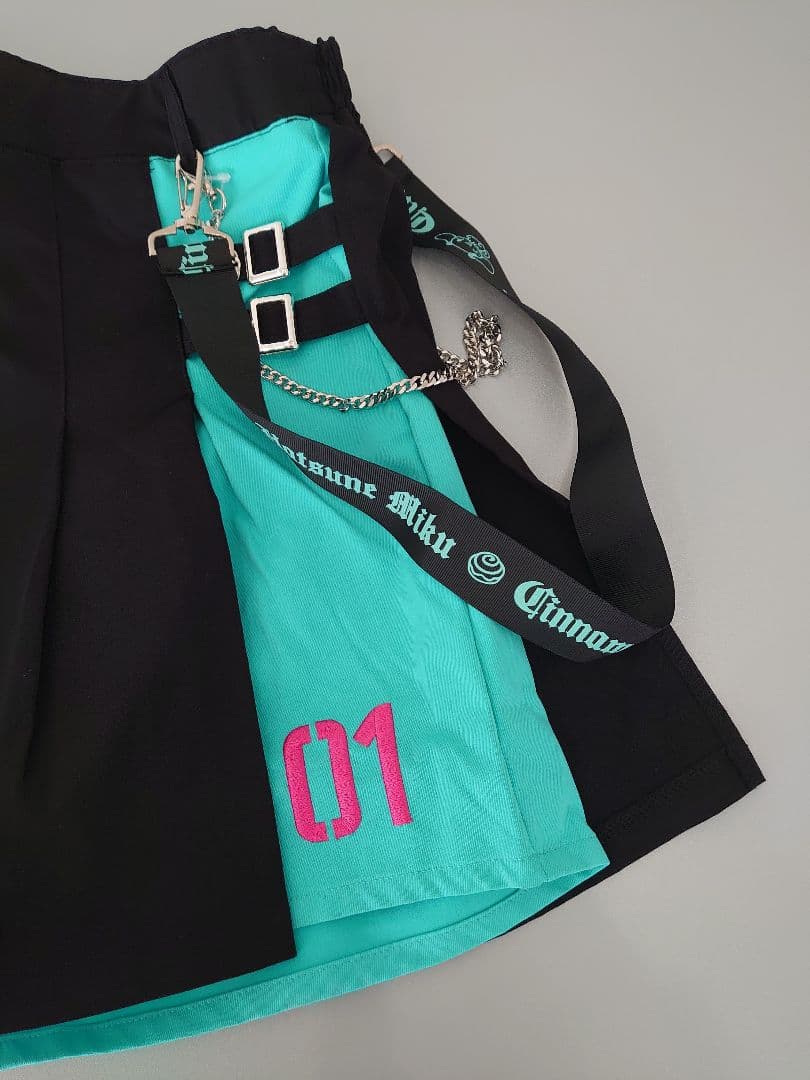 M 初音ミク×シナモロール スカパン 黒/ターコイズ 01