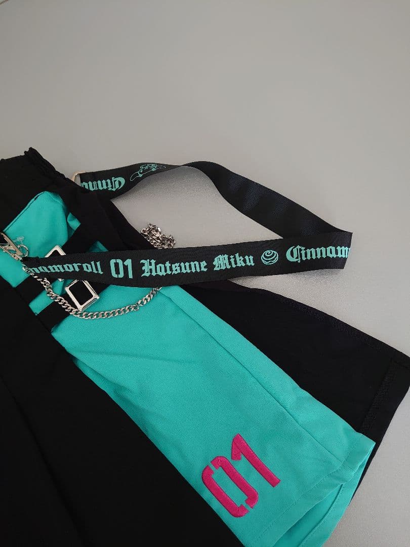 M 初音ミク×シナモロール スカパン 黒/ターコイズ 01