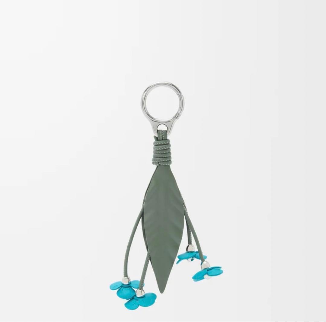 最終値下げ　ロエベ ストロベリー フラワーチャーム　青