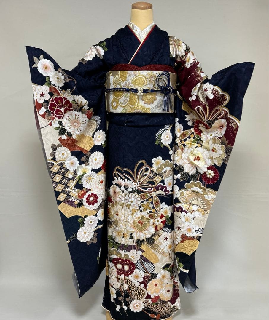 紺地の上品な牡丹や菊の金彩古典振袖セット