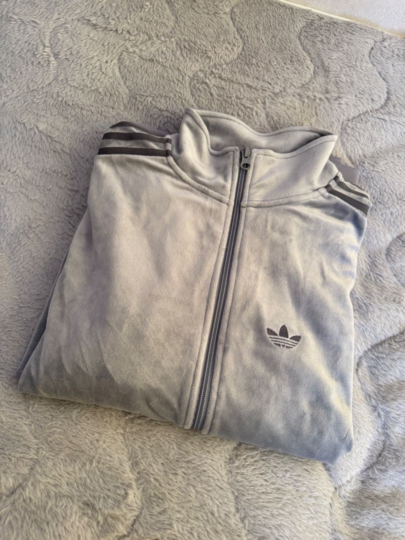 adidas グレー ベロア トラックジャケット