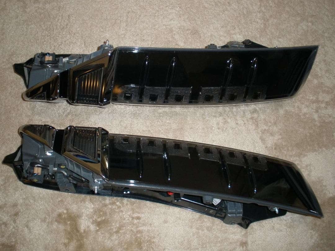 トヨタ純正　80系ヴォクシー　後期テールランプ　左右セット　ハーネス、バルフ付き