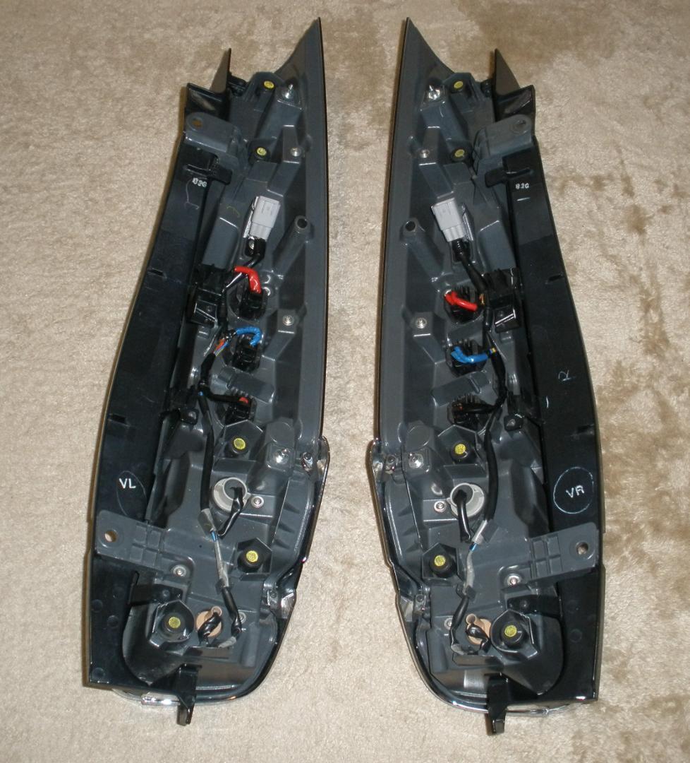 トヨタ純正　80系ヴォクシー　後期テールランプ　左右セット　ハーネス、バルフ付き