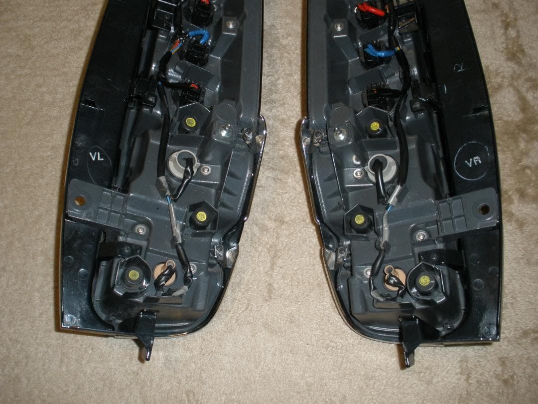 トヨタ純正　80系ヴォクシー　後期テールランプ　左右セット　ハーネス、バルフ付き