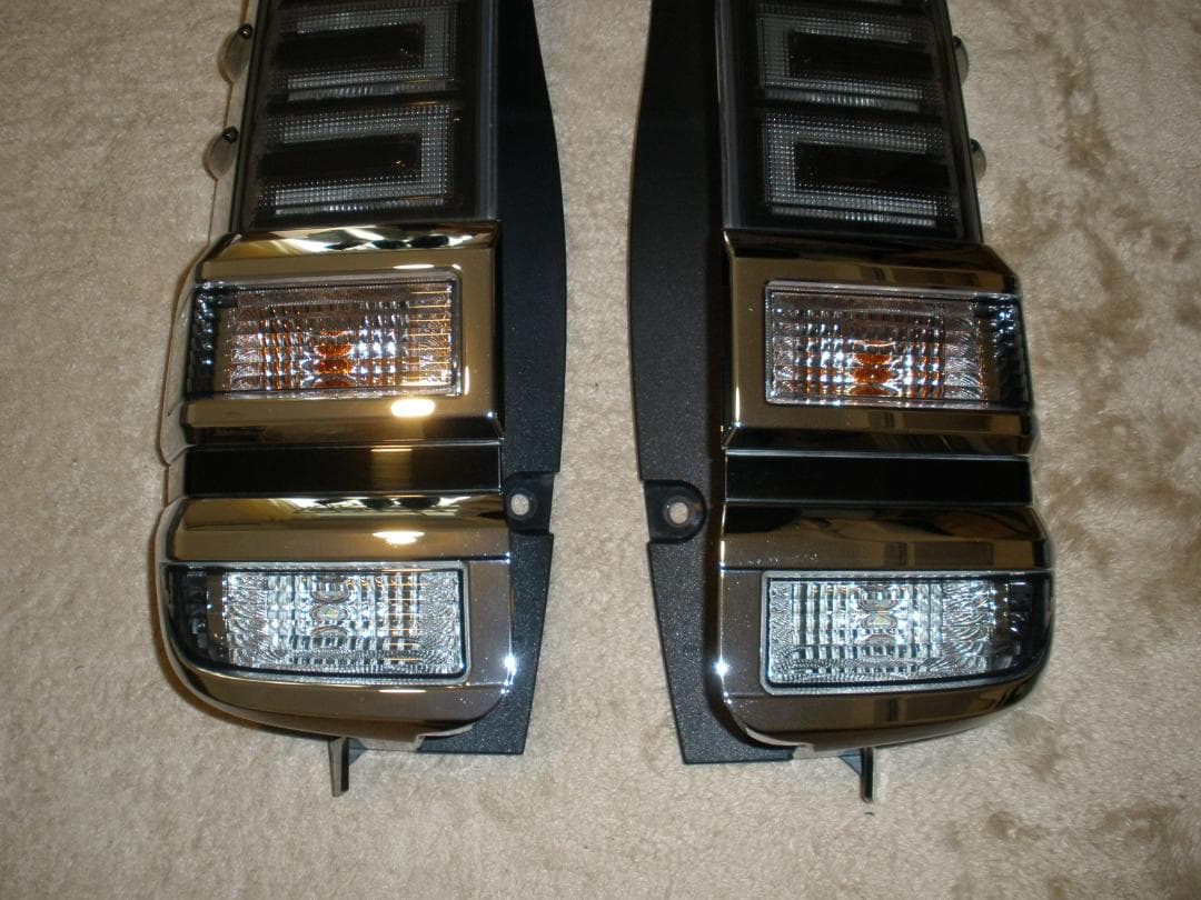 トヨタ純正　80系ヴォクシー　後期テールランプ　左右セット　ハーネス、バルフ付き