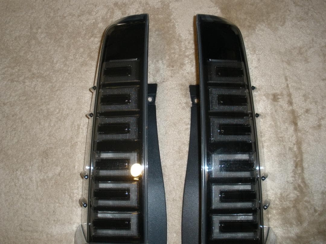 トヨタ純正　80系ヴォクシー　後期テールランプ　左右セット　ハーネス、バルフ付き