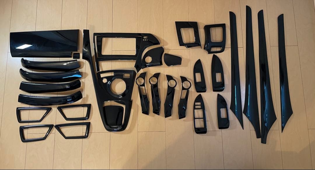 ［新品］プリウス30系　インテリアパネル31Ｐ　ピアノブラック