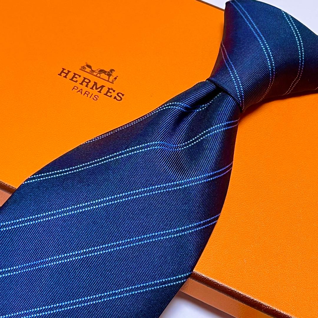 HERMES エルメス　高級ネクタイ　ネイビー　紺　織柄ストライプ　剣裏H柄