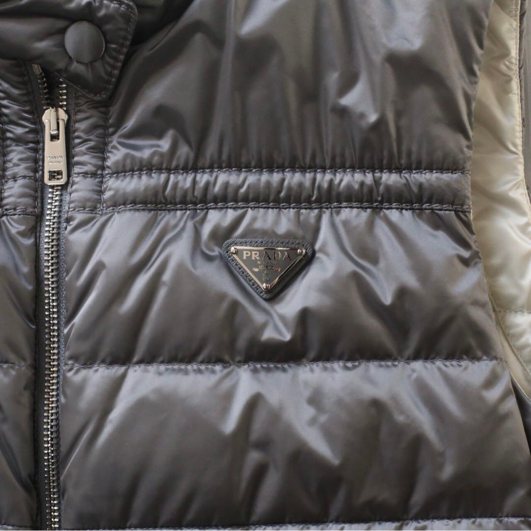 美品 PRADA プラダ ダウンベスト 三角プレート ベージュ グレー