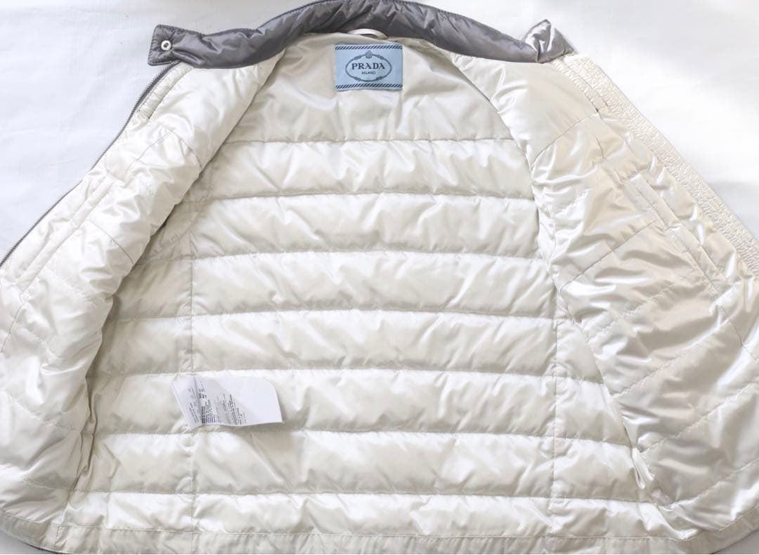 美品 PRADA プラダ ダウンベスト 三角プレート ベージュ グレー