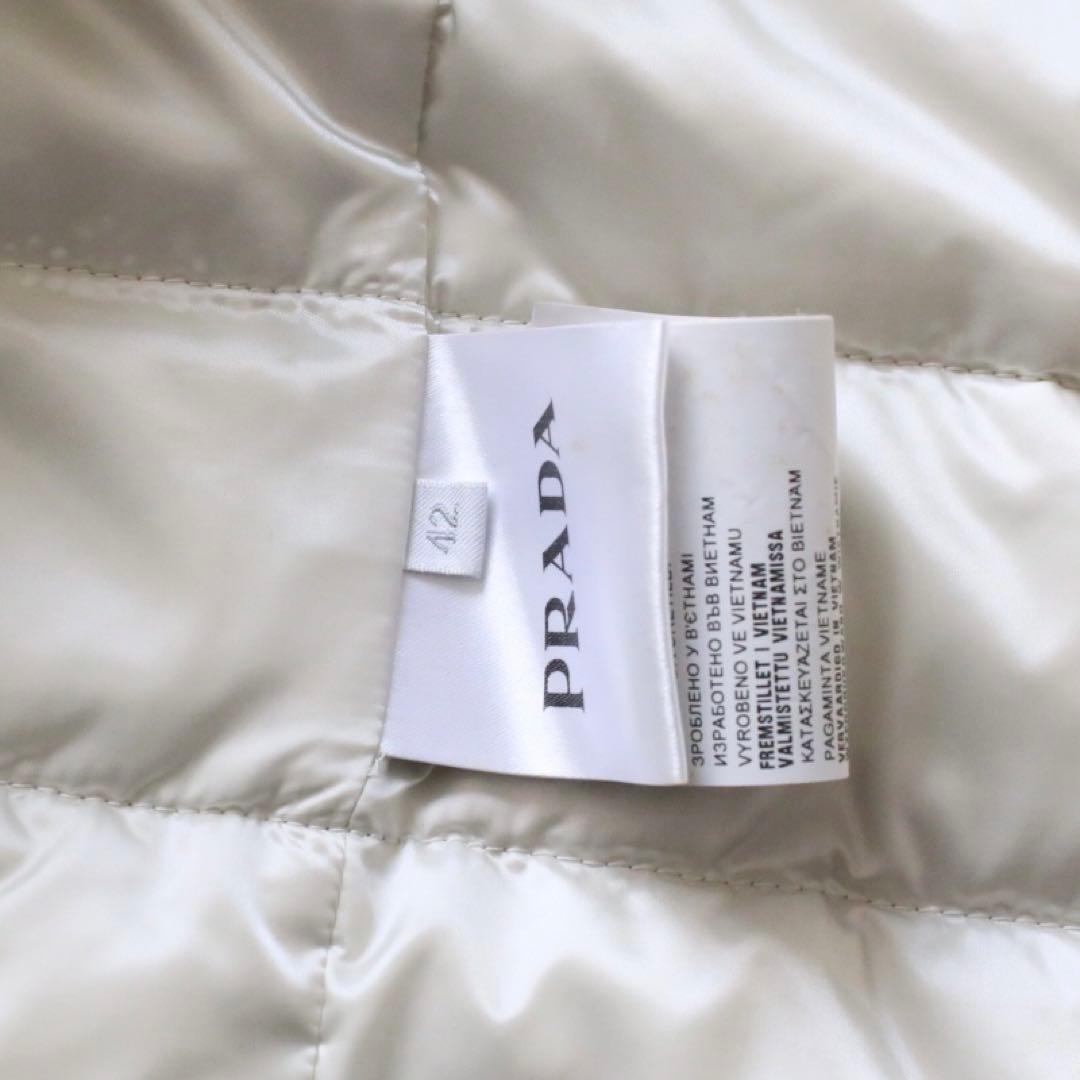 美品 PRADA プラダ ダウンベスト 三角プレート ベージュ グレー
