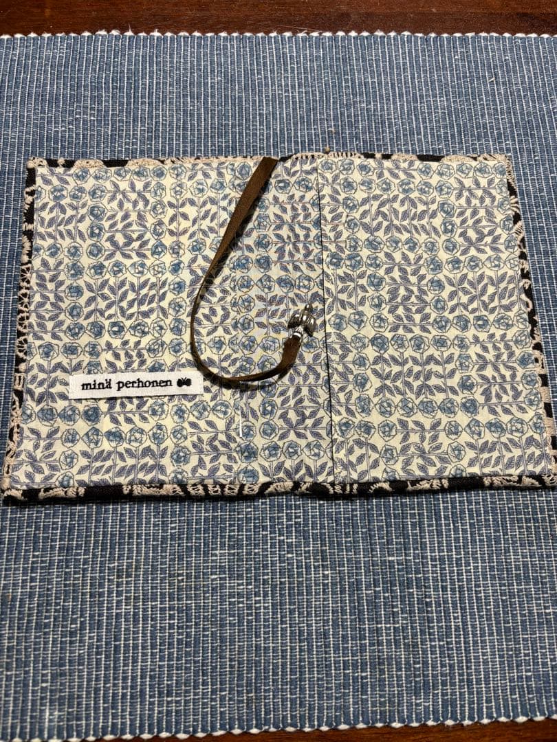 ミナペルホネンブックカバー　forest tile