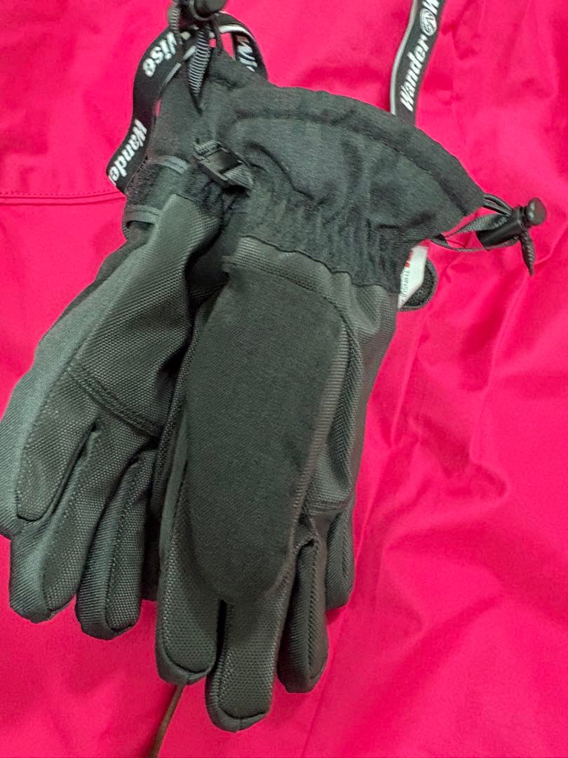 美品　子供用スキーウェアセット（ジャケット・パンツ・手袋）　140