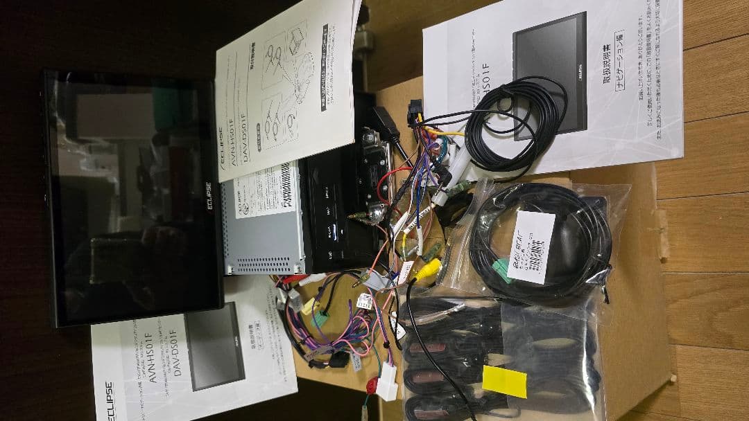 専用 イクリプス AVN-HS01F カーナビ10.1型フローティング画面に線傷