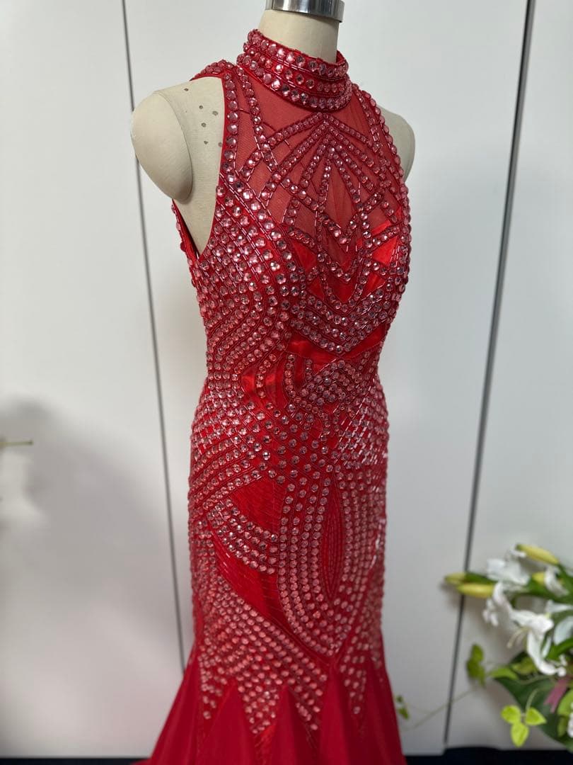 ビーズ装飾赤ハイネックドレス