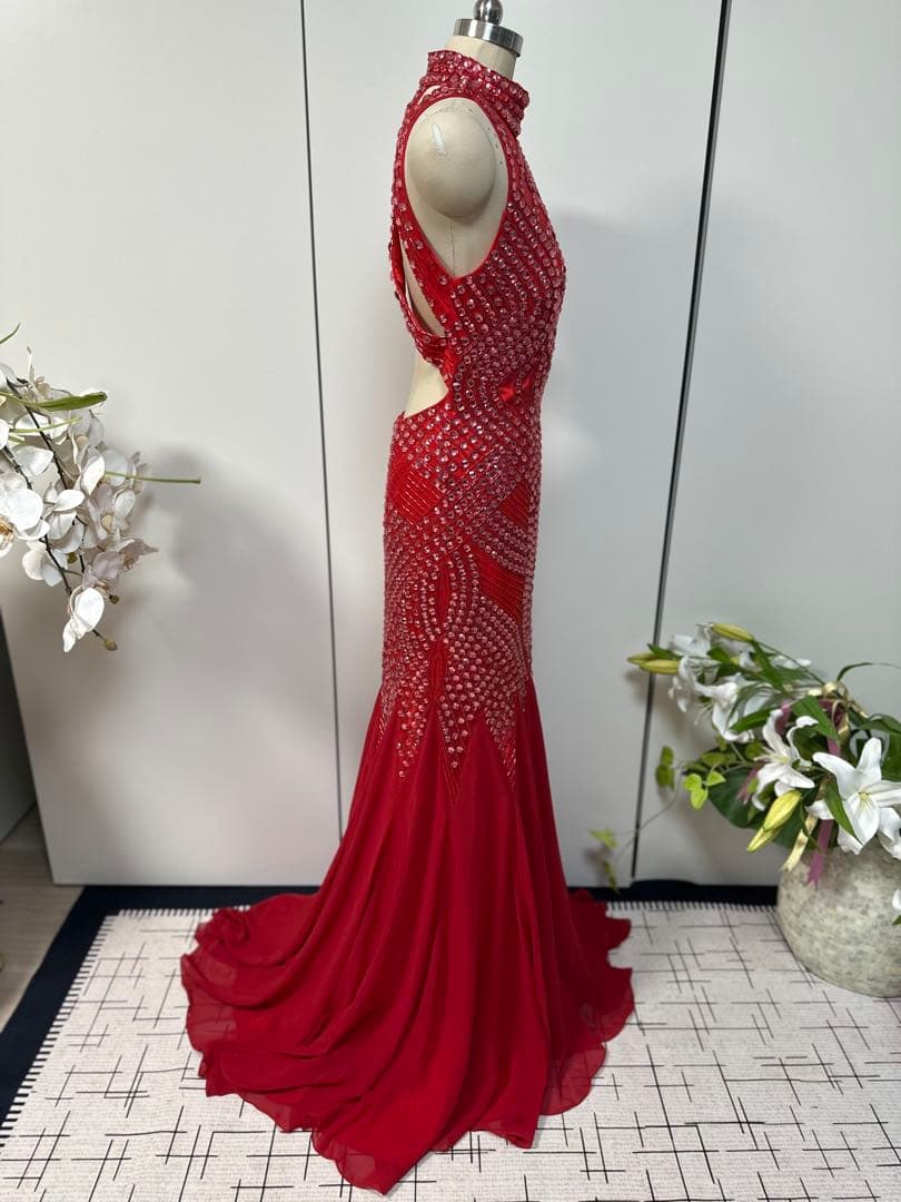 ビーズ装飾赤ハイネックドレス