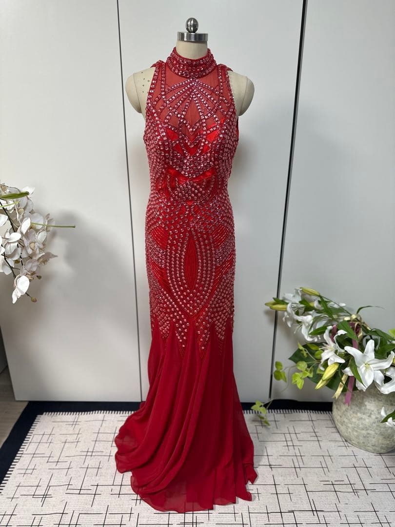 ビーズ装飾赤ハイネックドレス