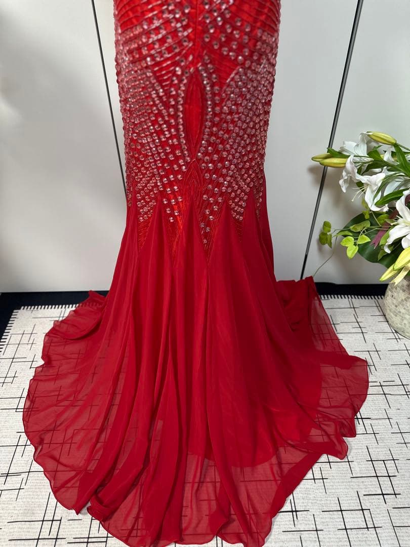 ビーズ装飾赤ハイネックドレス