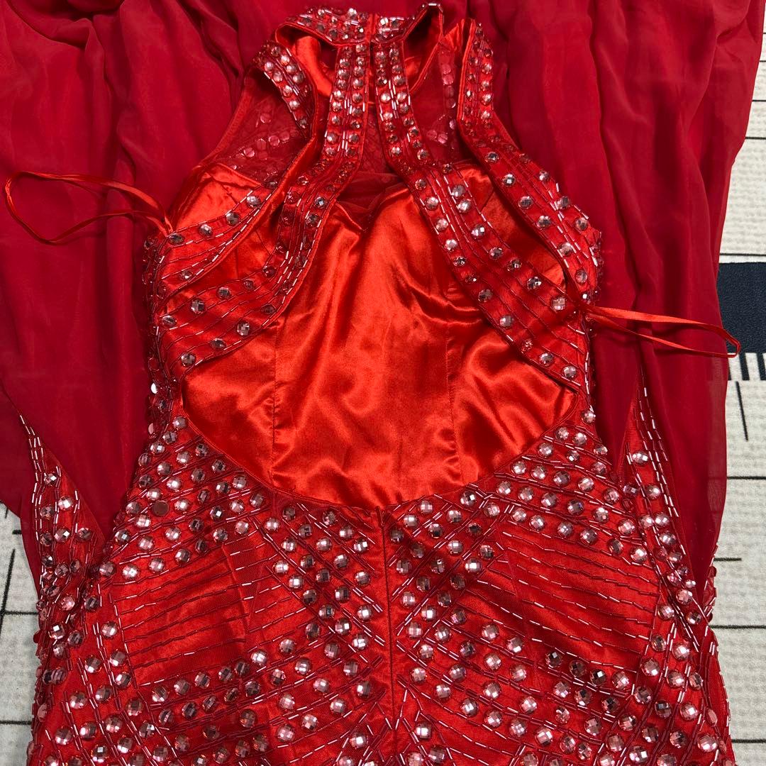 ビーズ装飾赤ハイネックドレス