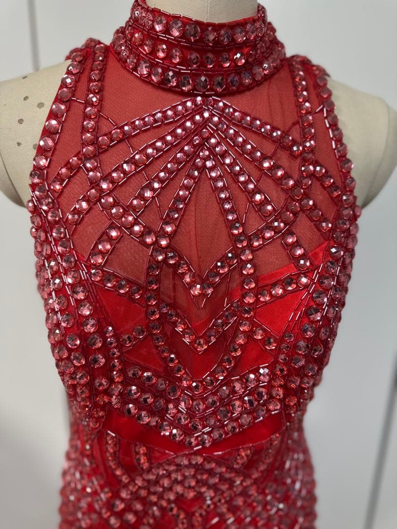 ビーズ装飾赤ハイネックドレス
