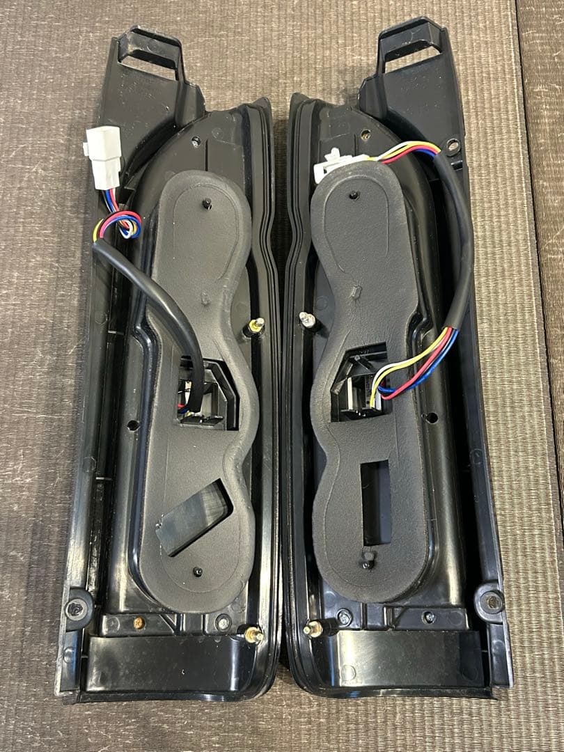 ハイエース　テールライト　LEDスモーク